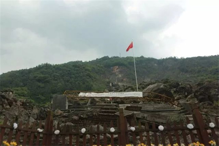 2009年，向中國華僑經(jīng)濟文化基金會捐贈200萬元援建汶川北川中學(xué)