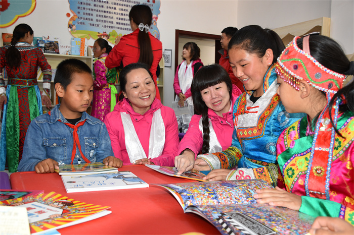 2018年，為甘肅張掖肅南縣3所小學(xué)公益捐書，助力裕固族非物質(zhì)文化遺產(chǎn)傳承與保護