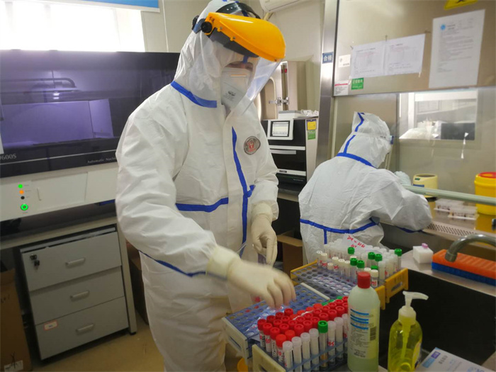 2020年，弘陽捐贈1500萬?；穑箵粜鹿谝咔?，并為孝感、鄂州建立兩座核酸檢測診斷實驗室